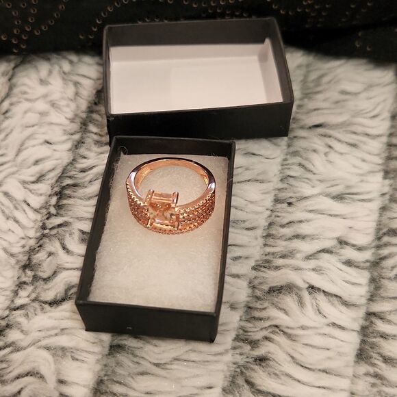 Stunning rose gold and cubic zirconia ring size 8, new without tags! Comes w/box - Picture 8 of 9